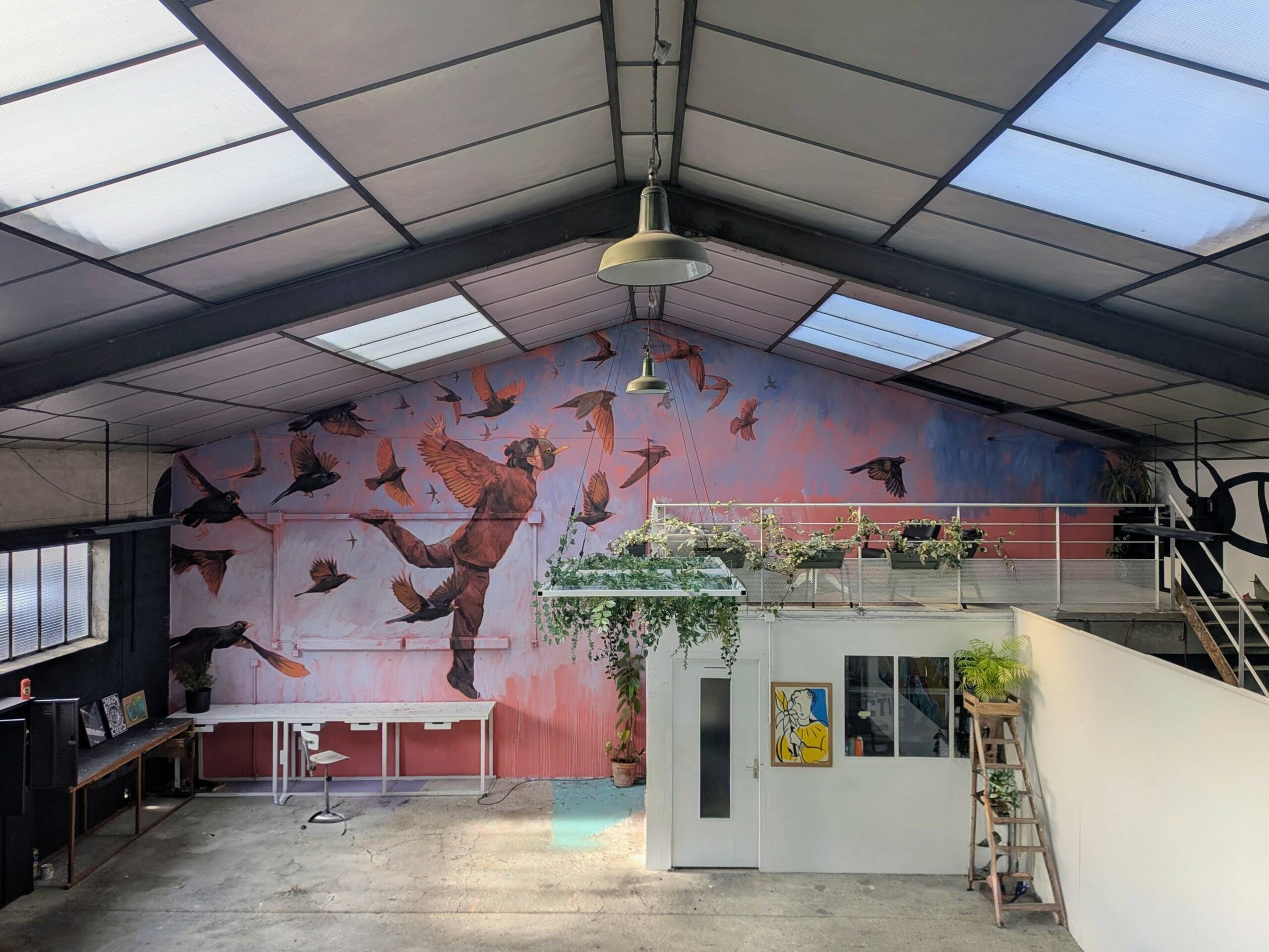 Fresque murale en intérieur. Fresque poétique aux tons bleutés, rosés, représentant un personnage et des oiseaux.
