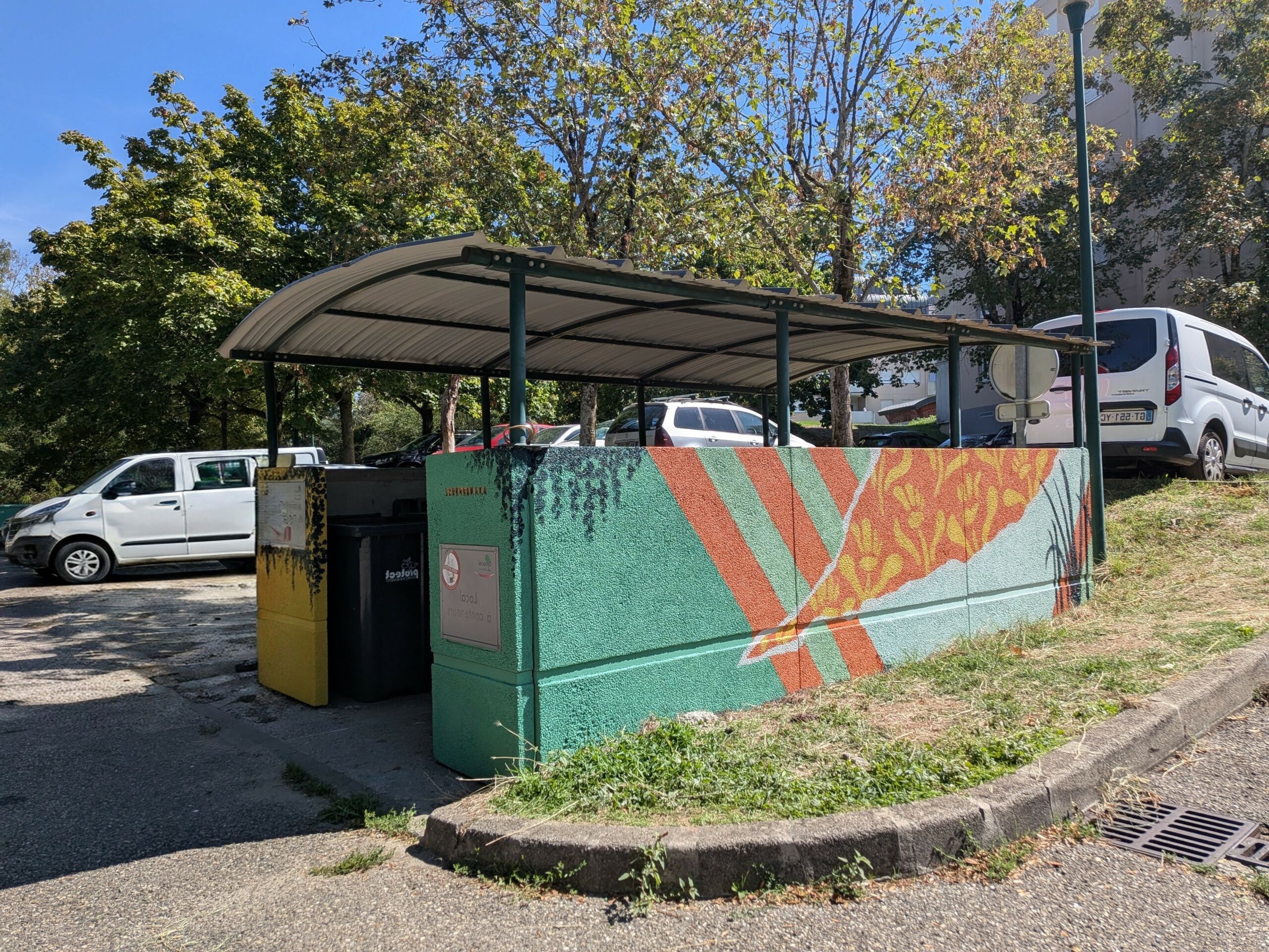 Fresque coloré orange et vert avec des motifs végétaux